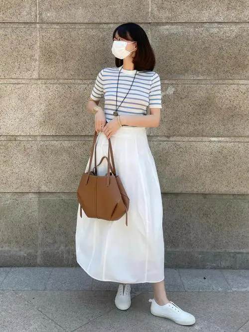 白色高腰半身裙怎么搭配