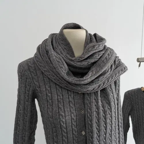 灰色毛衣配什么围巾