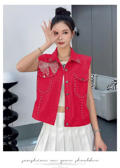 红色牛仔马甲怎么搭配图片