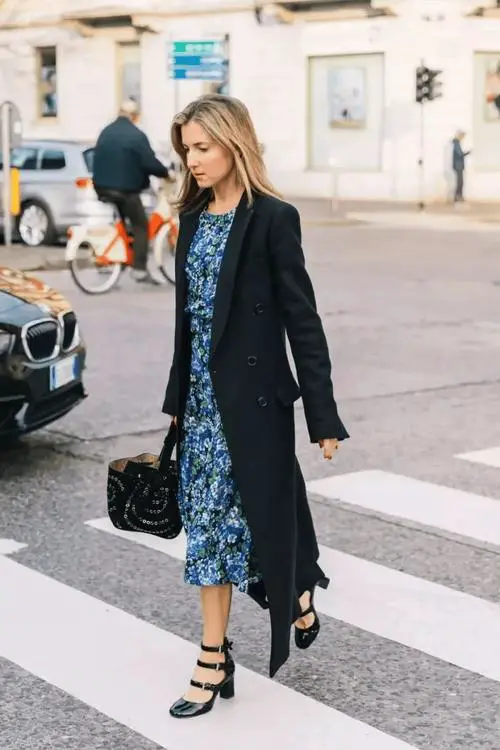 大衣配中长裙怎么搭配