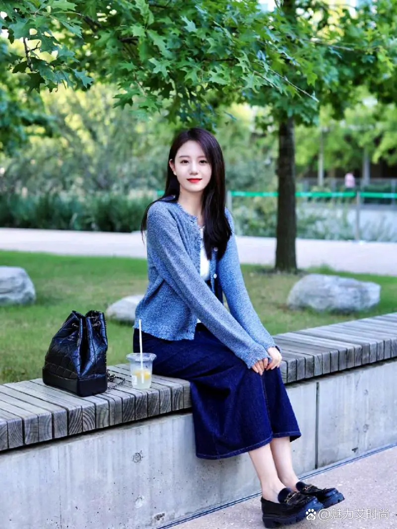 浅蓝色线衣怎么搭配图片