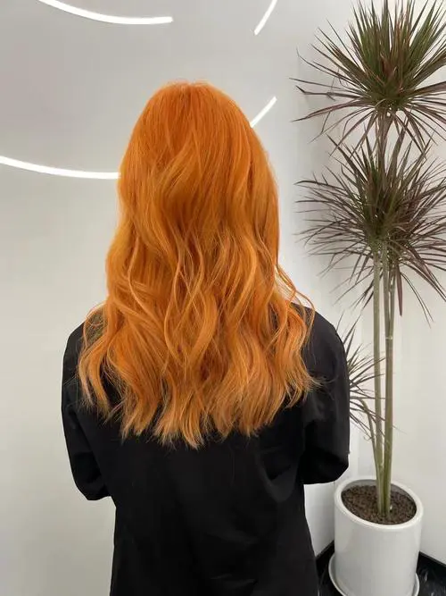 染了橙色头发怎么搭配衣服