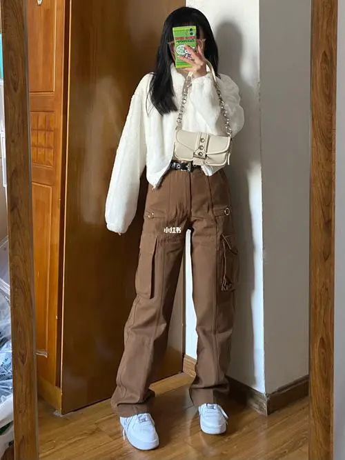 咖啡色裤子配什么鞋子