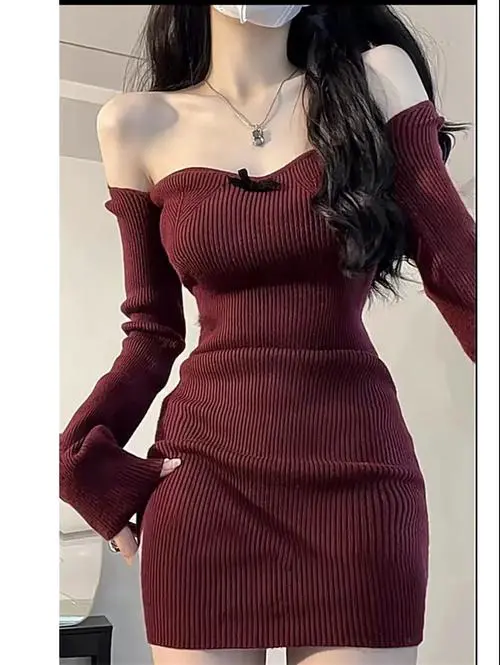 酒红色针织裙怎么搭配