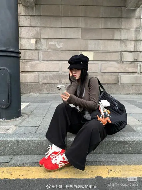 红鞋子配什么衣服