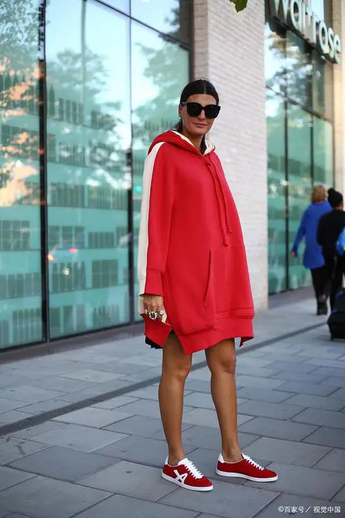 红鞋子配什么衣服