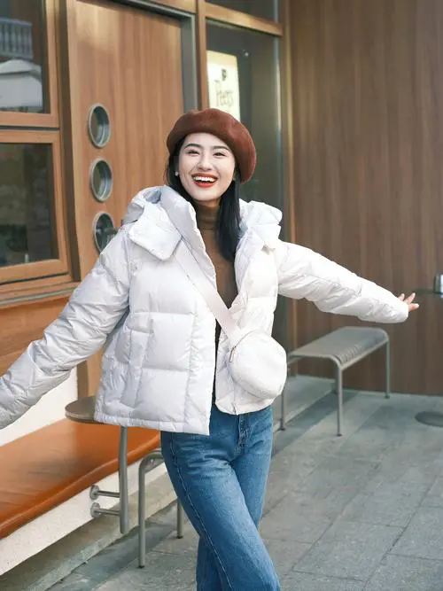 白色羽绒服下面怎么搭配