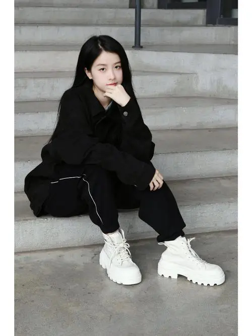秋季女生穿马丁靴怎么搭配衣服好看