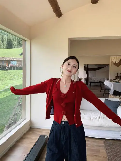 红色毛衣配什么外套好看