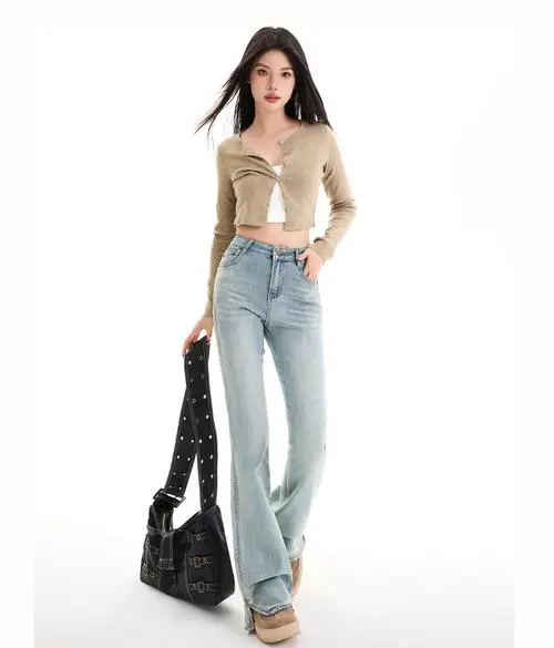 开叉牛仔裤怎么搭配衣服