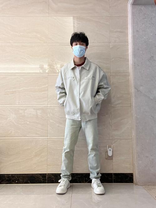 男士白色夹克怎么搭配