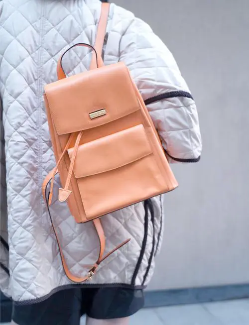 橘色背包怎么搭配图片