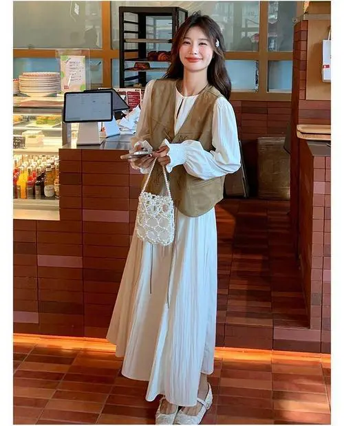 白色中长款的连衣裙怎么搭配什么外套好看图片大全