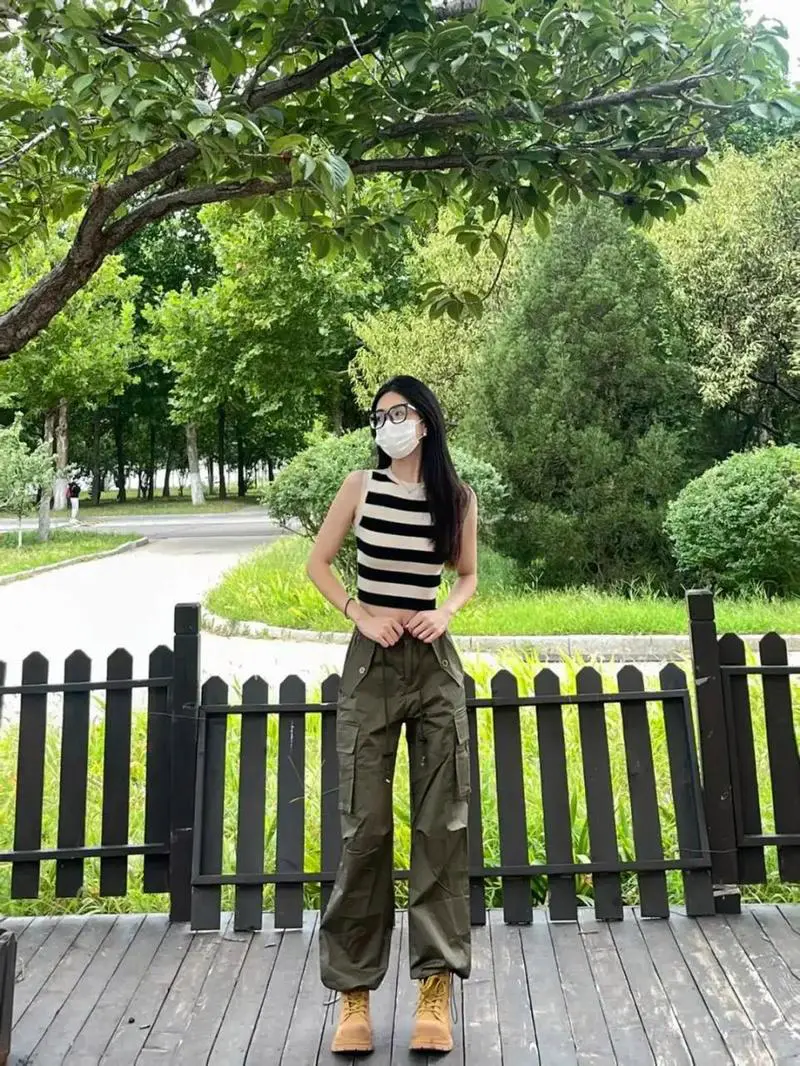 军绿色衣服配什么裤子