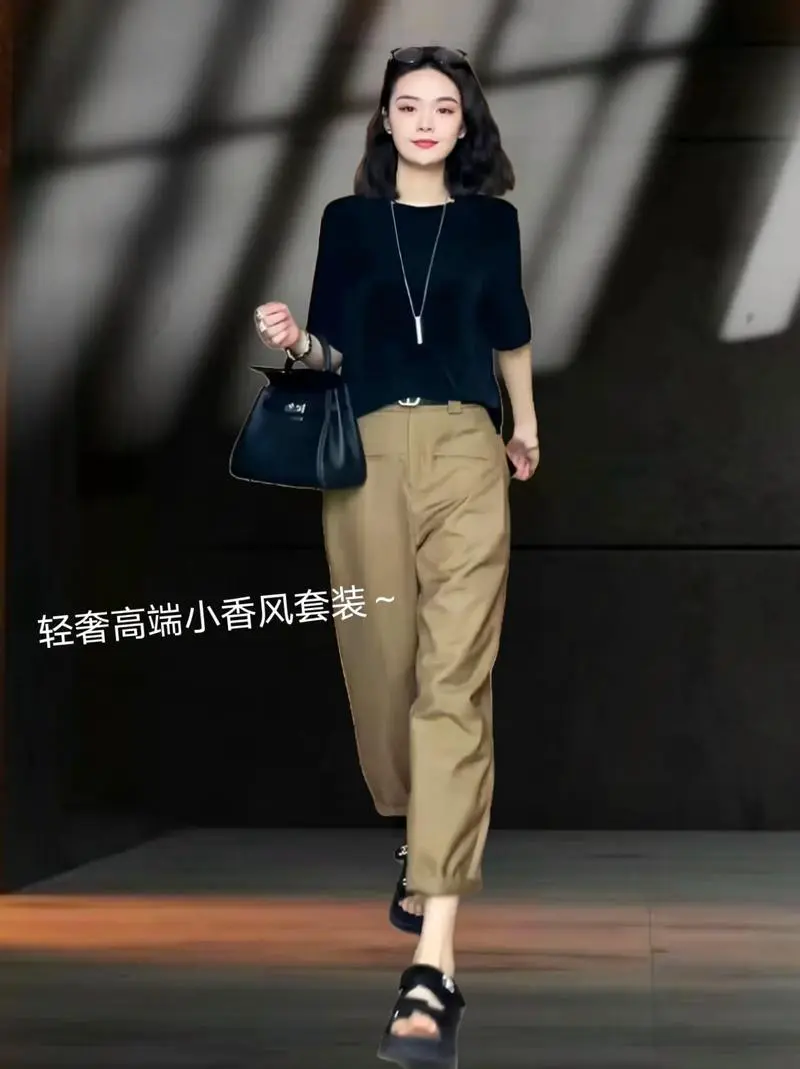 卡其色外套黑裤子怎么搭配