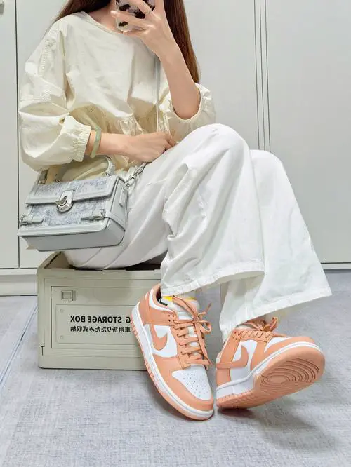 浅色的包怎么搭配