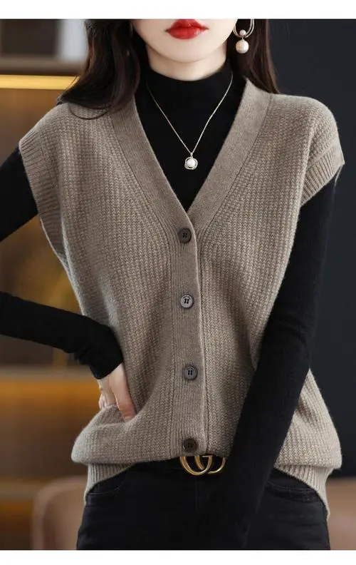 女生v领羊绒毛衣怎么搭配