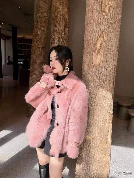 中长款皮粉色皮草怎么搭配什么裤子