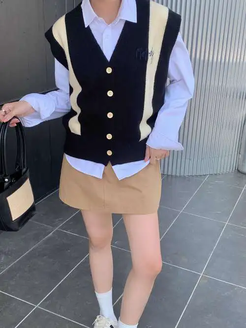 针织套头开衫马甲怎么搭配什么裤子好看