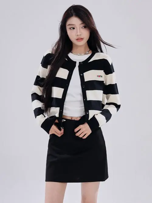 黑白条纹毛衣怎么搭配外套