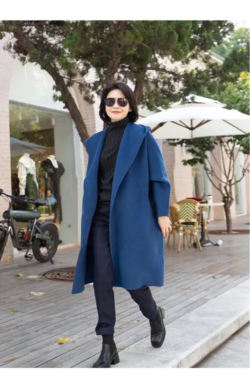 深蓝色毛呢大衣怎么搭配女式
