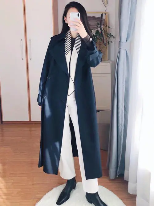 藏蓝外套女怎么搭配围巾