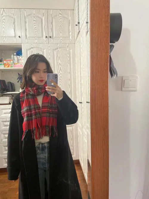 皮肤黑穿红格子衣服怎么搭配什么围巾好看图片
