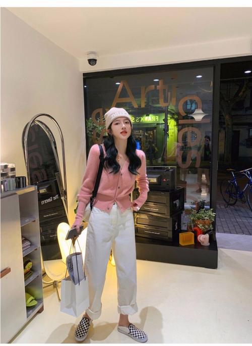 女士短款外套毛衣怎么搭配什么裤子好看图片欣赏