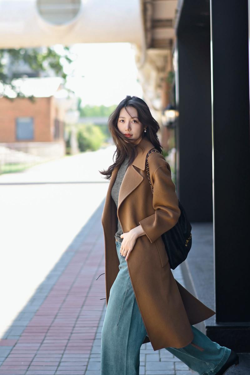 驼色风衣春天怎么搭配