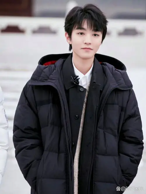 男生怎么搭配长款黑色羽绒服好看