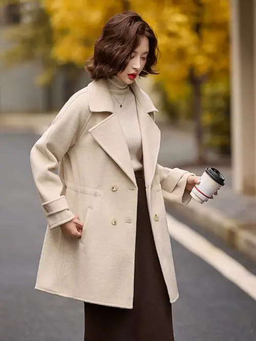 米色大衣配什么围巾