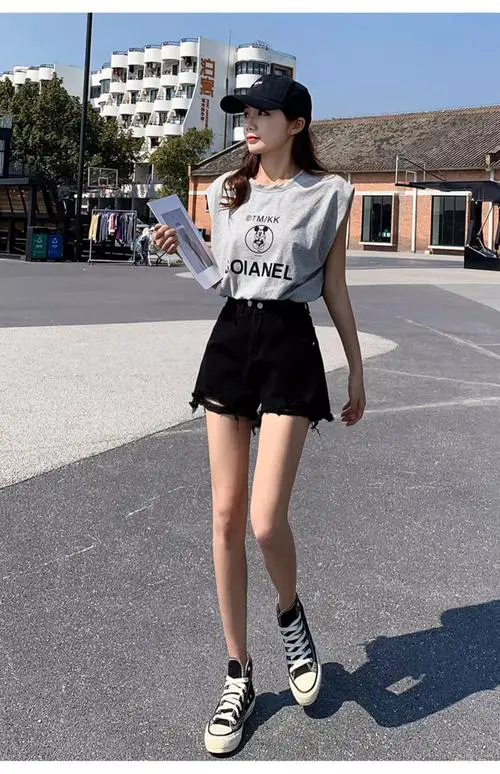 破洞短裤怎么搭配上衣