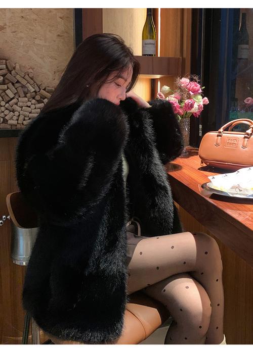 黑色皮草中款怎么搭配