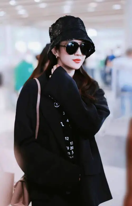 黑色帽子夏天怎么搭配衣服