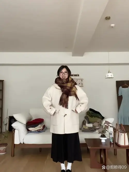 毛呢格子毛呢外套怎么搭配什么围巾