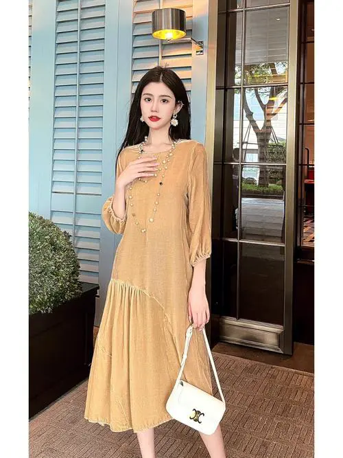 丝绒连衣裙配什么外套