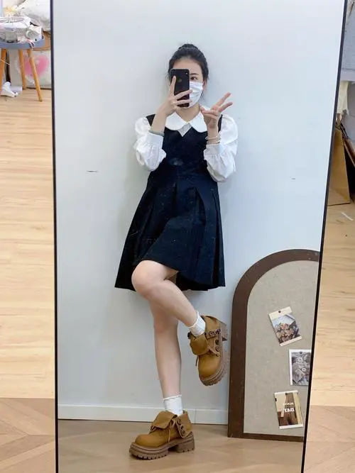 秋季女生穿马丁靴怎么搭配衣服