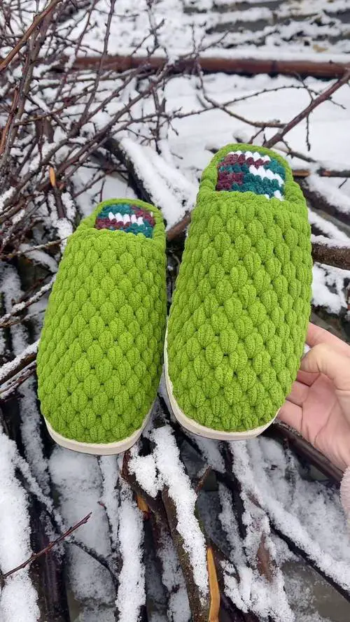 毛线绿色拖鞋怎么搭配