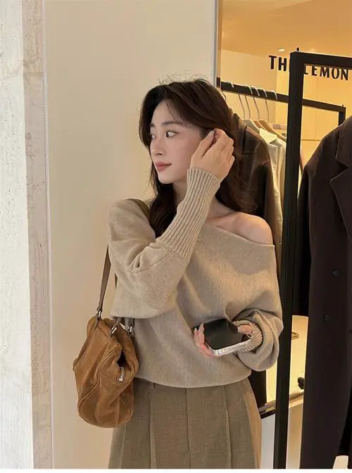 宽松露肩上衣怎么搭配