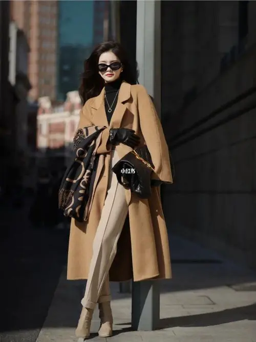 驼色毛衣黑色大衣怎么搭配图片