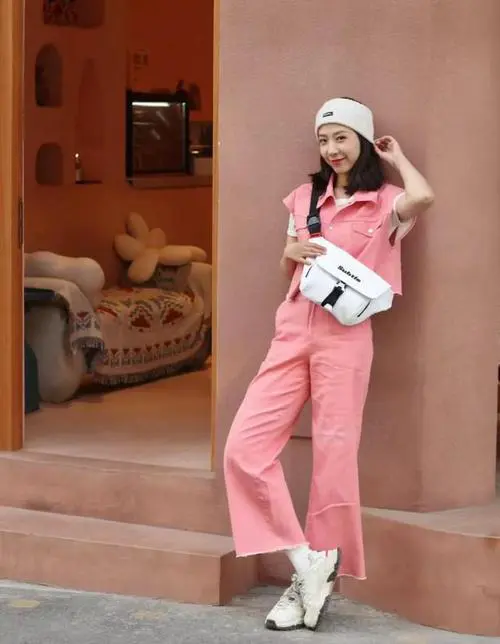 粉红色包包怎么搭配衣服