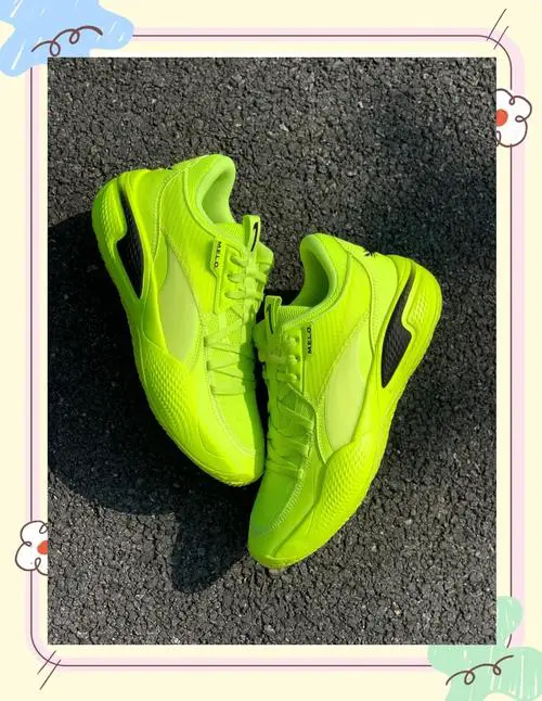 荧光色的鞋子怎么搭配衣服好看吗