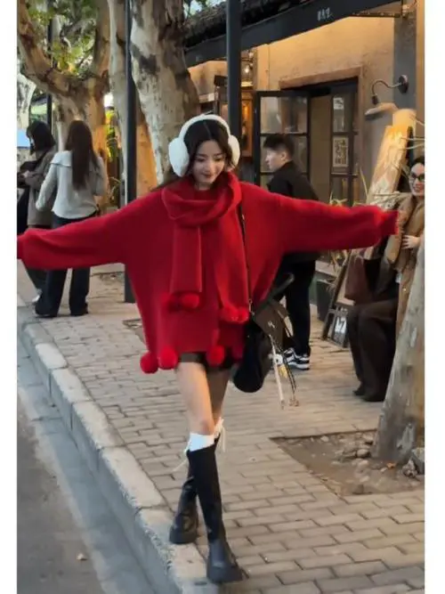 女士红色中款宽松毛衣怎么搭配