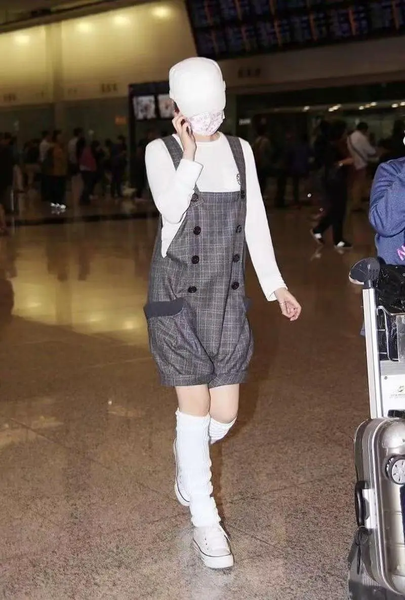 背带裤袜子怎么搭配好看