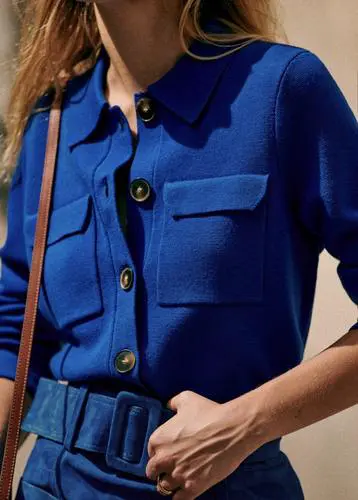 蓝色衬衣配什么毛衣