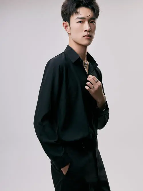 黑衬衫男士怎么搭配