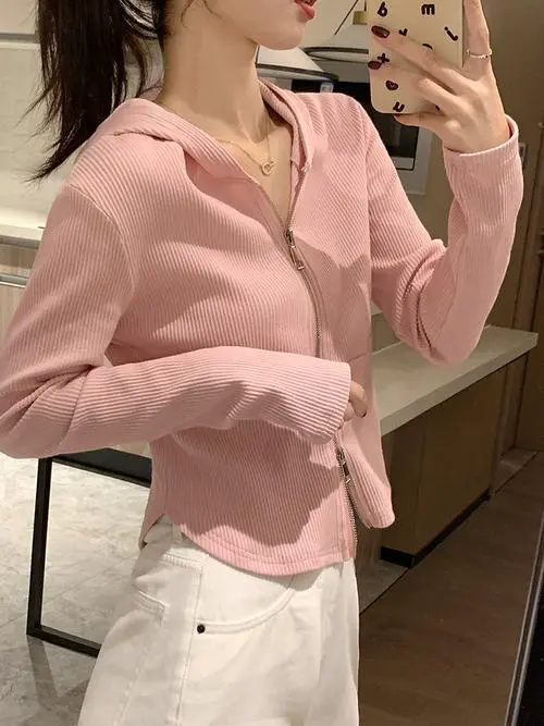 粉色开衫卫衣怎么搭配图片