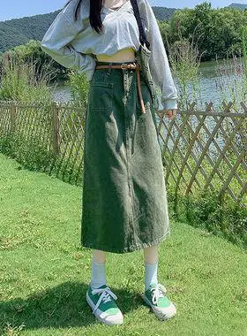 军 绿色半裙怎么搭配