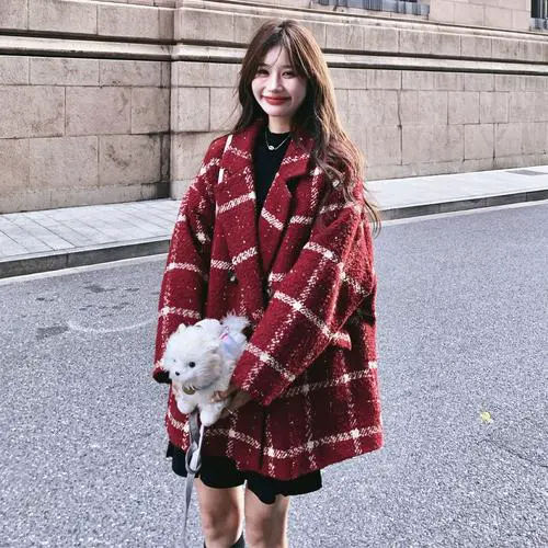 女士红色格子大衣怎么搭配图片
