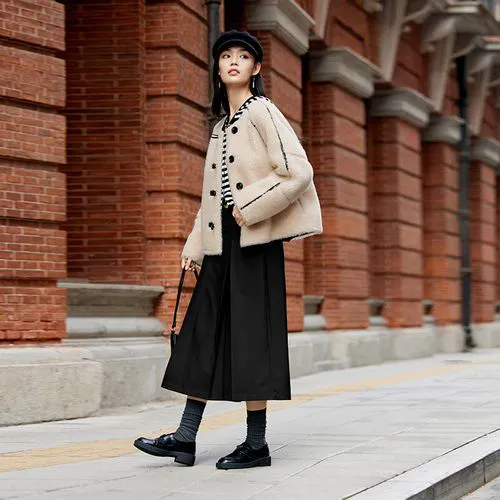 短款毛衣外套米色怎么搭配什么裤子好看图片欣赏